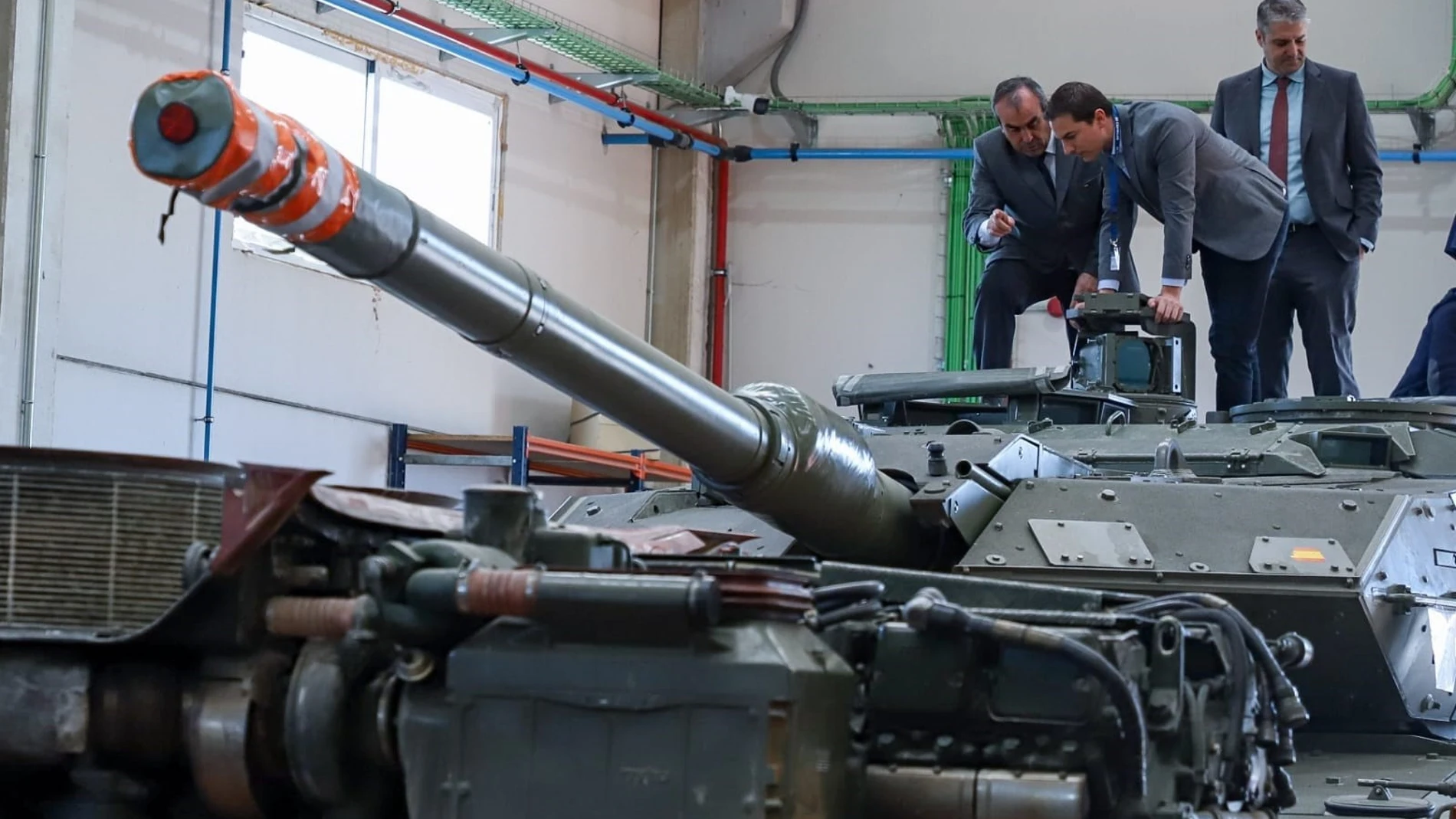 El candidato socialista a la Presidencia regional, Juan Lobato, visita la empresa mostoleña Comercial Hernández Moreno (COHEMO), donde se pondrán a punto algunos de los carros de combate Leopard que el Gobierno de España va a donar a UcraniaPSOE MADRID (Foto de ARCHIVO)01/01/1970