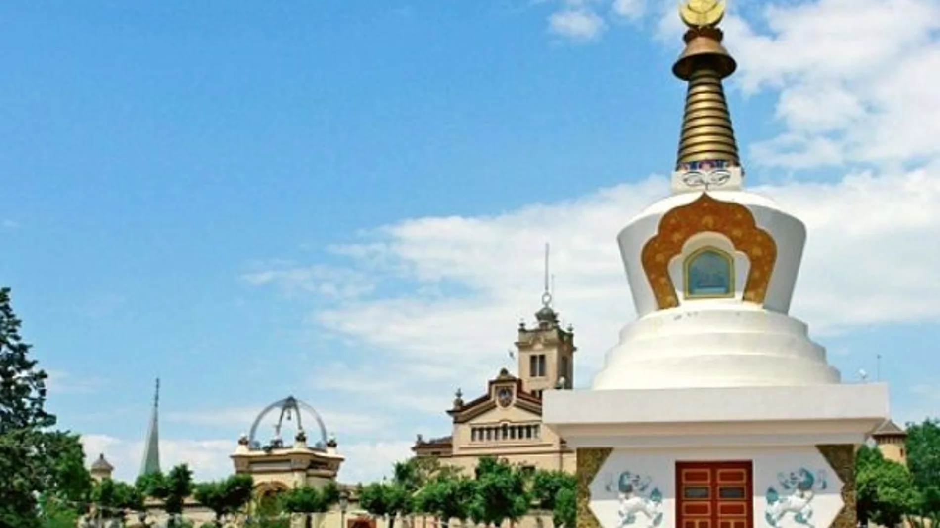 Este es el espectacular y único monasterio budista a solo 30 kilómetros de Barcelona