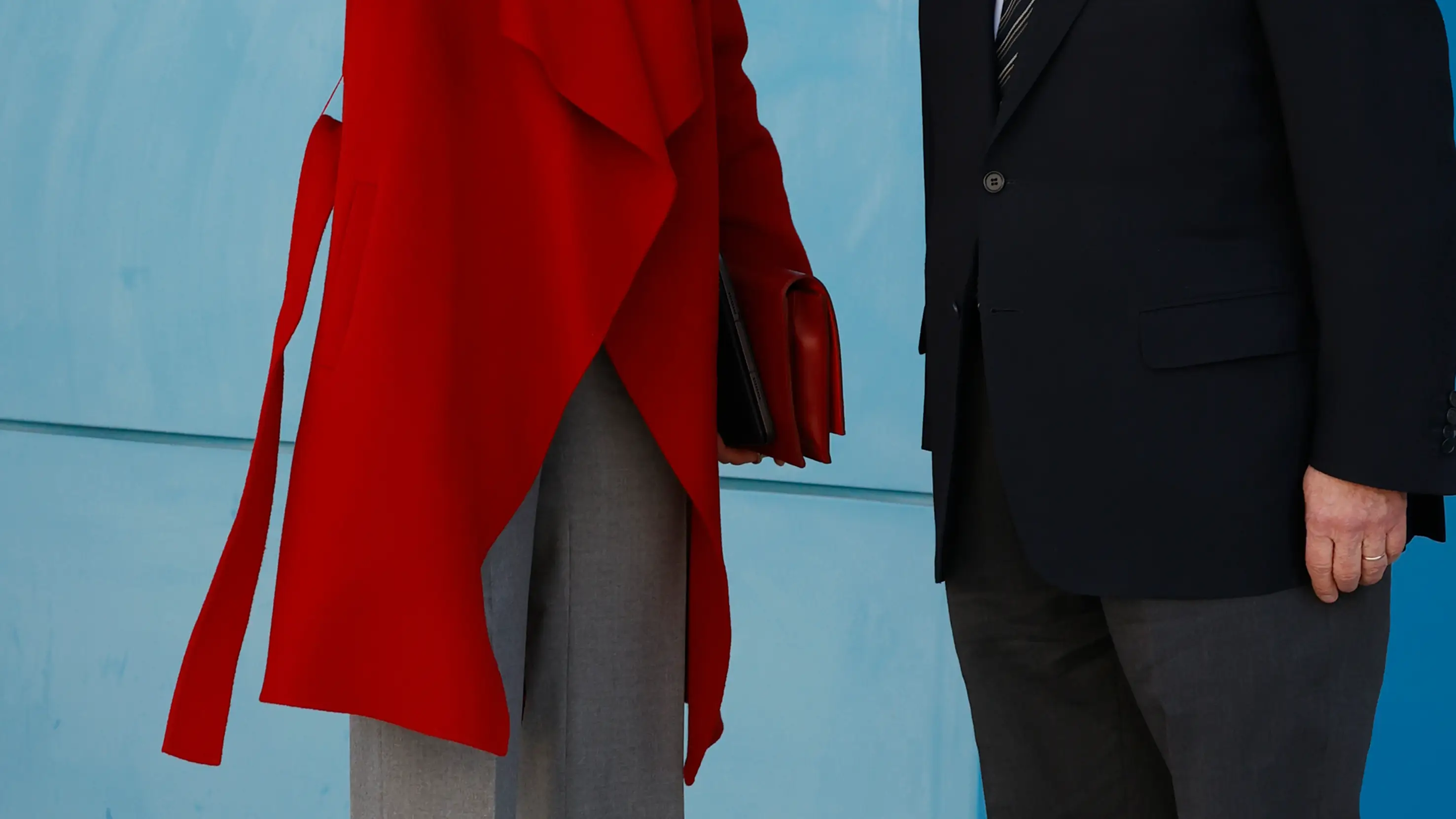La Reina Letizia con abrigo rojo.