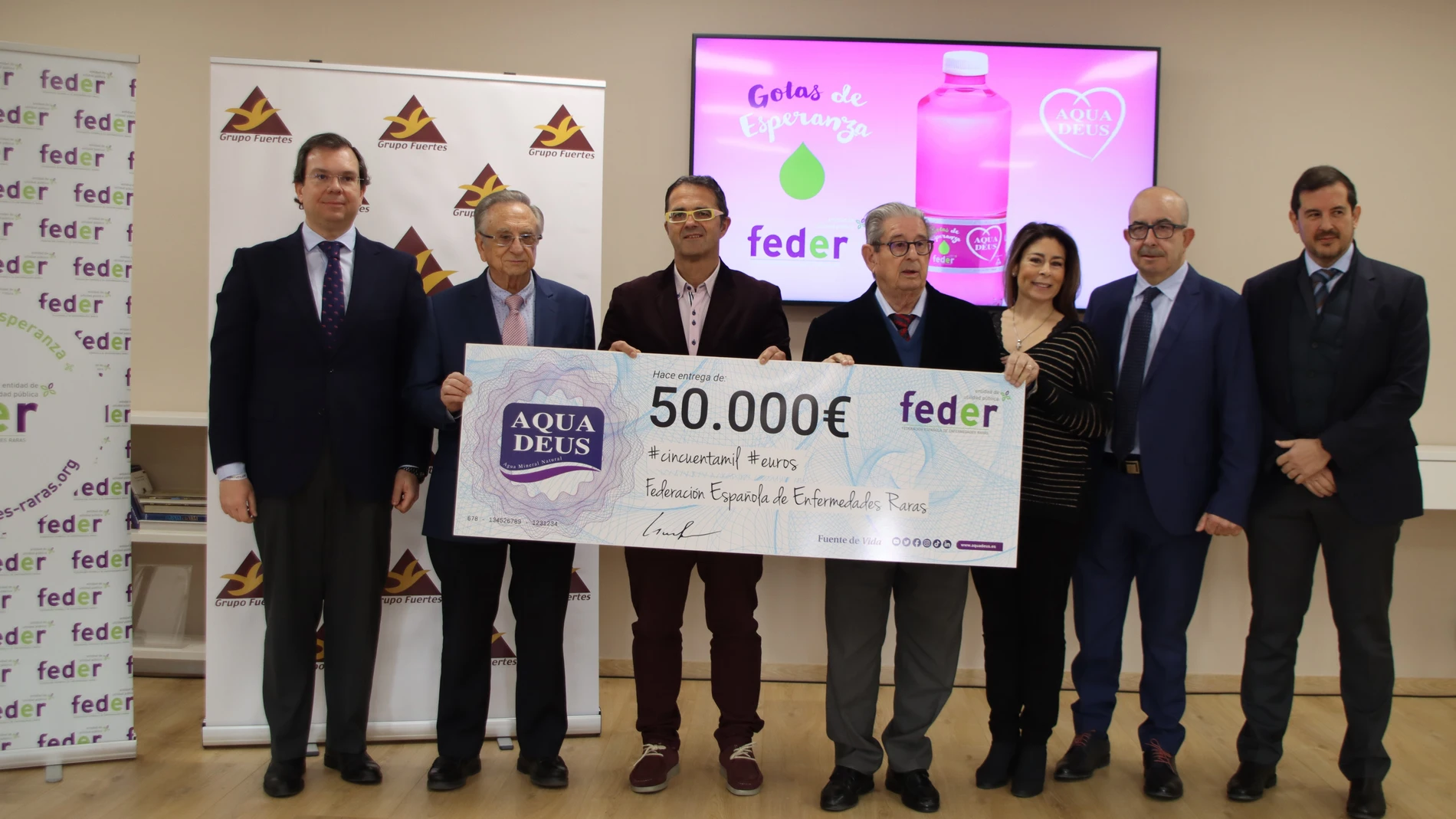 Foto de la entrega del cheque de 50.000 euros a Feder