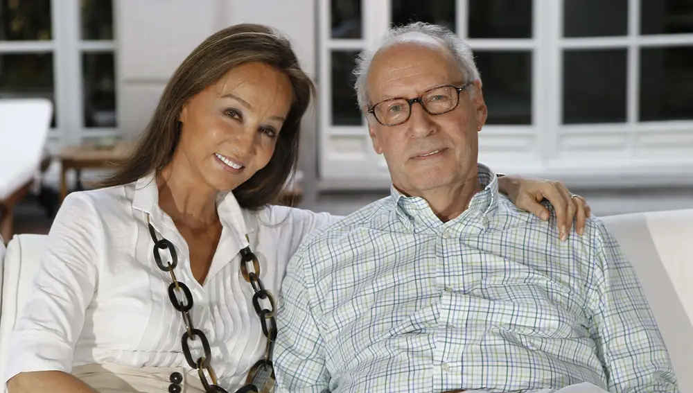 Miguel Boyer en una imagen posando junto a su esposa Isabel Preysler.