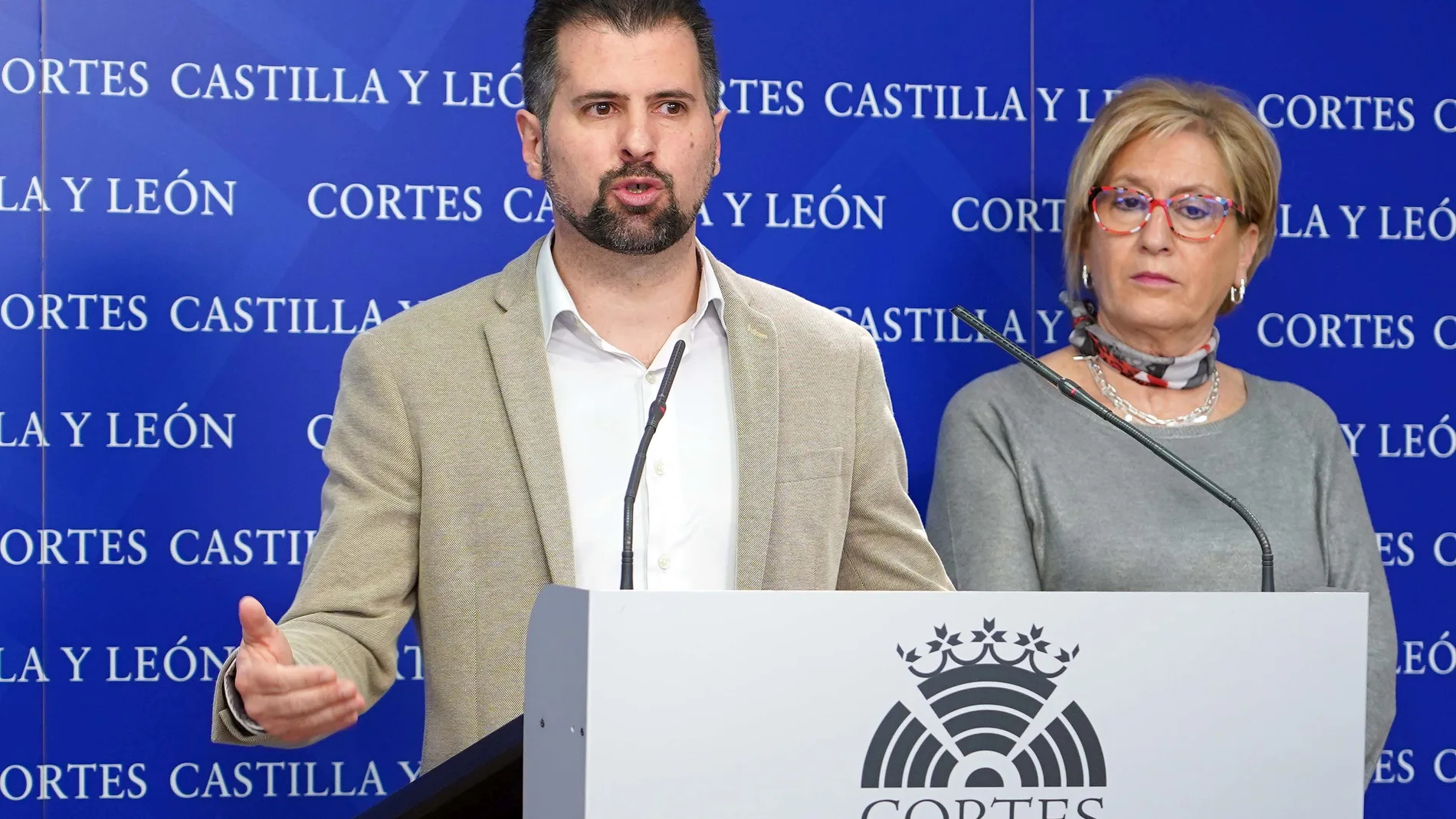 El secretario general del PSOECyL y portavoz en las Cortes, Luis Tudanca, analiza cuestiones de actualidad relacionadas con la Dependencia en Castilla y León y anuncia medidas parlamentarias. Le acompaña la viceportavoz de Familia e Igualdad de Oportunidades, Isabel Gonzalo