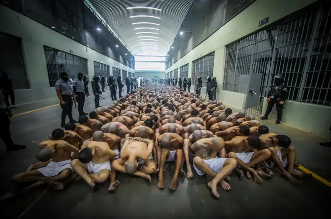 Controversia en Argentina por imágenes de prisioneros desnudos