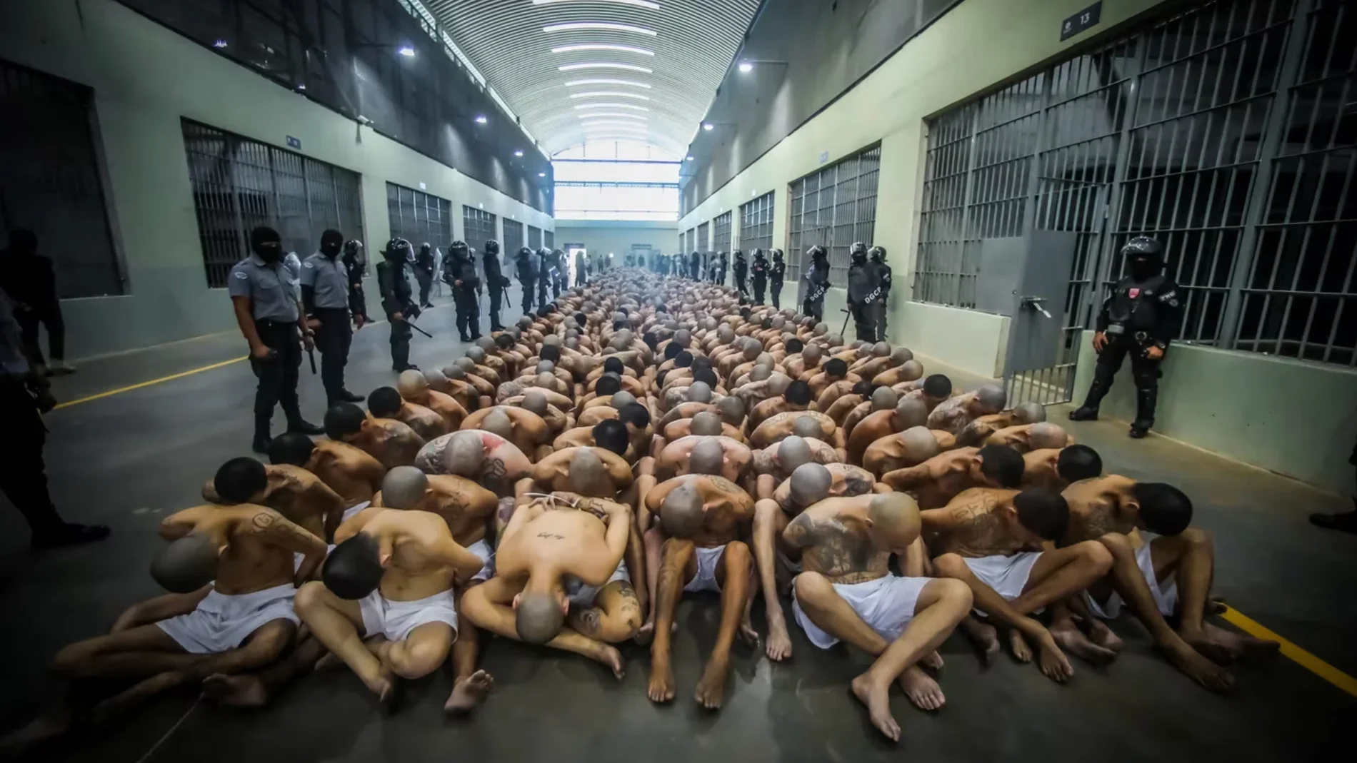 El Centro de Confinamiento del Terrorismo (CECOT) recibe miles de pandilleros con largas condenas