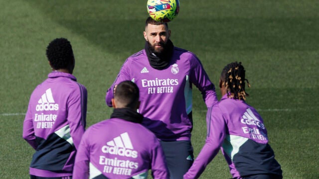 Benzema cabecea la pelota en el entrenamiento previo al partido ante el Betis