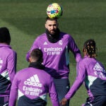 Benzema cabecea la pelota en el entrenamiento previo al partido ante el Betis