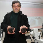 El catedrático de Micología, Andrés Oria, muestra unas trufas negras