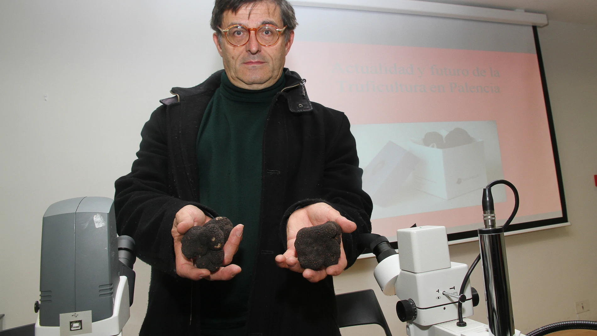 El catedrático de Micología, Andrés Oria, muestra unas trufas negras