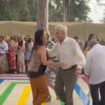 Vargas Llosa bailando en el enlace de su nieta
