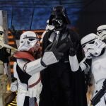 Las figuras a tamaño real de Darth Vader y los soldados de asalto de las fuerzas imperiales en la exposición 'Universo Star Wars' en el Centro de Arte Tomás y Valiente de Fuenlabrada