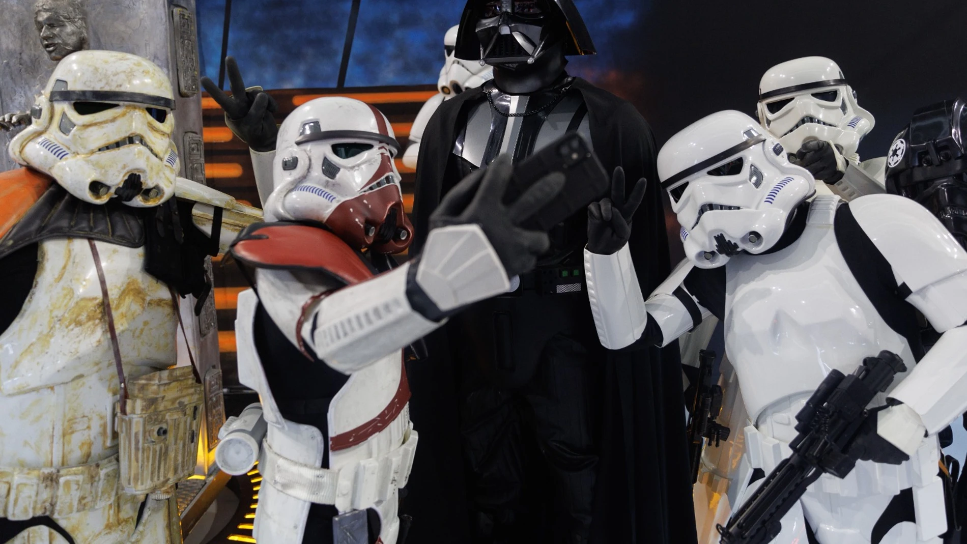 Las figuras a tamaño real de Darth Vader y los soldados de asalto de las fuerzas imperiales en la exposición 'Universo Star Wars' en el Centro de Arte Tomás y Valiente de Fuenlabrada