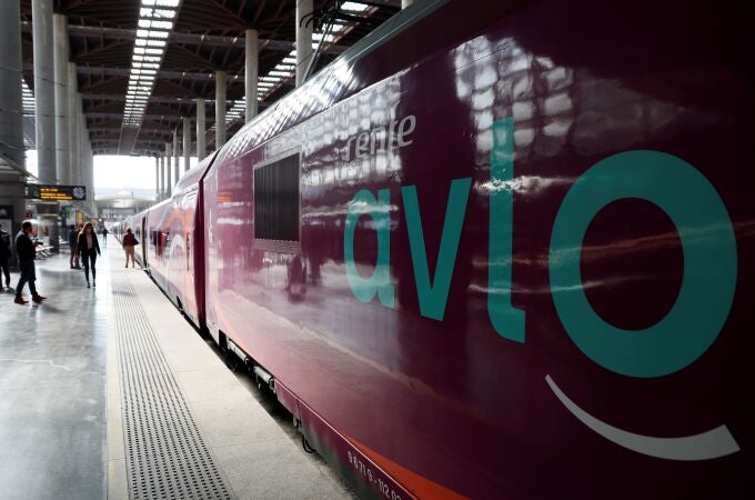 Vista del tren del nuevo servicio de alta velocidad de bajo coste Avlo, de Renfe, en la estación de Madrid Atocha.