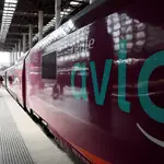 Vista del tren del nuevo servicio de alta velocidad de bajo coste Avlo, de Renfe, en la estación de Madrid Atocha.
