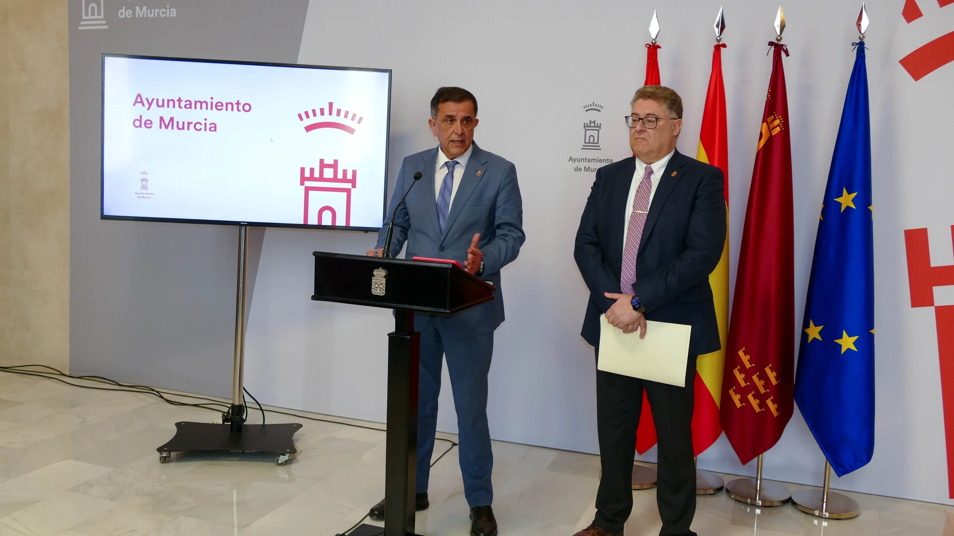 El alcalde de Murcia, José Antonio Serrano, presenta en rueda de prensa la nueva Oficina