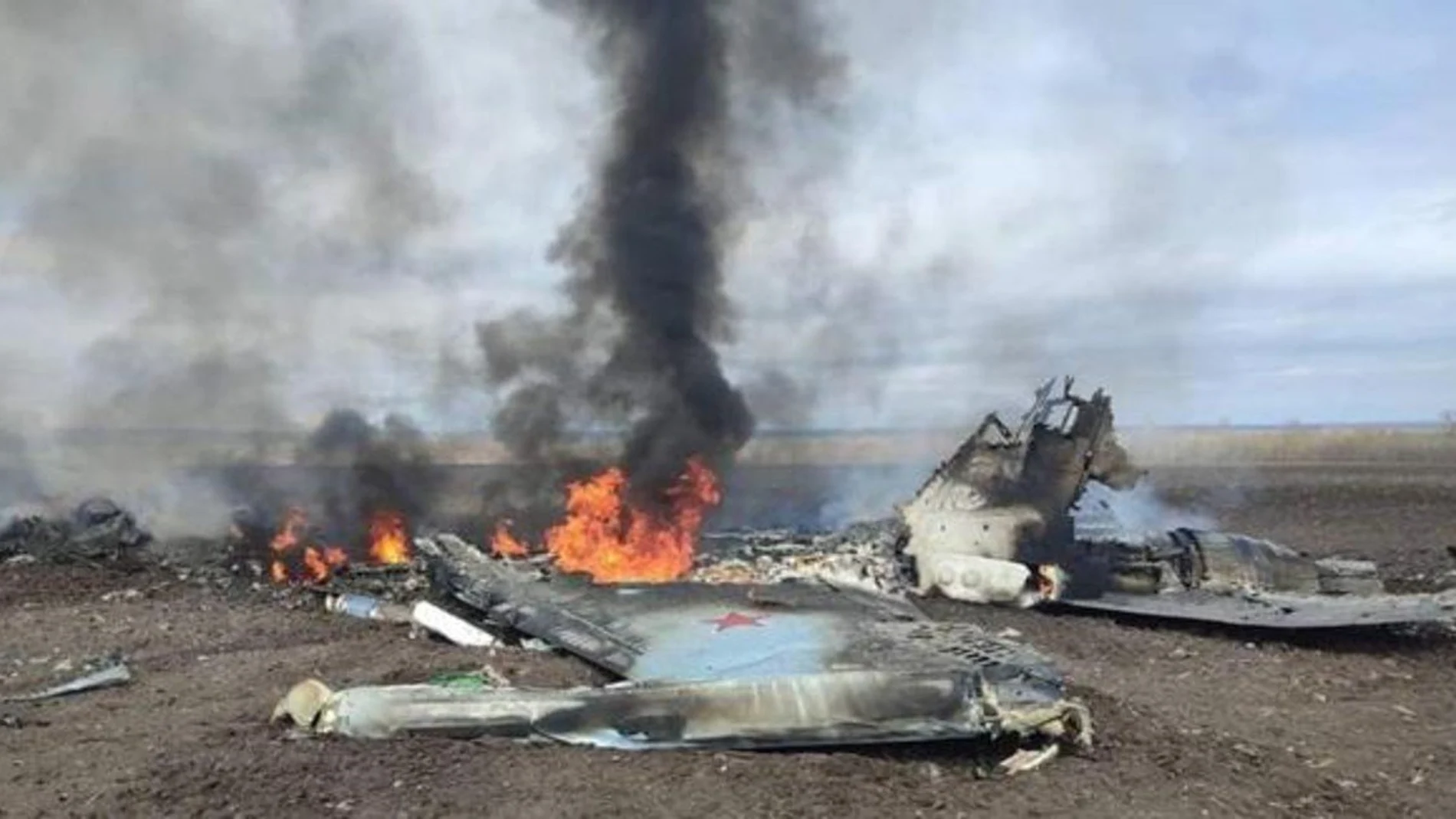 Un avión ruso derribado en el frente de Ucrania
