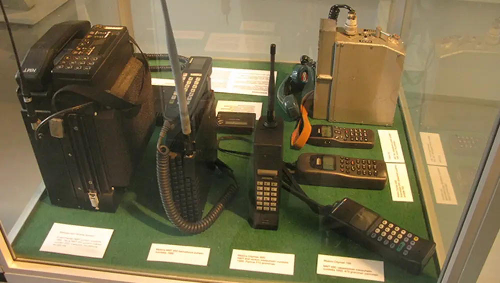 El Nokia Mobira Cityman 900 en el Museo de Tecxnología de Helsinki, es el tercer dispositivo desde la izquierda.