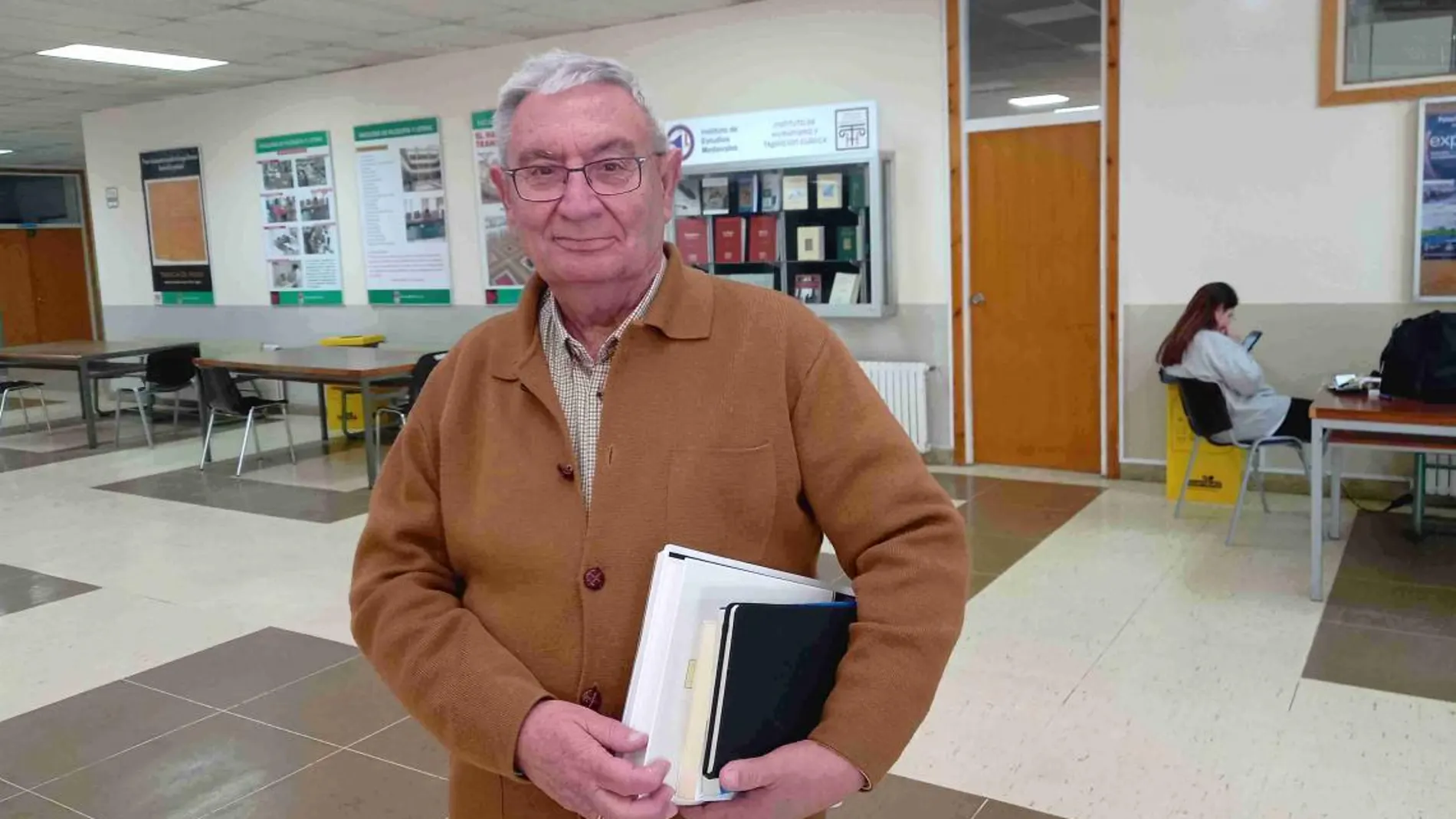 Lucio Ángel Santamarta se gradúa en Historia del Arte a sus 81 años