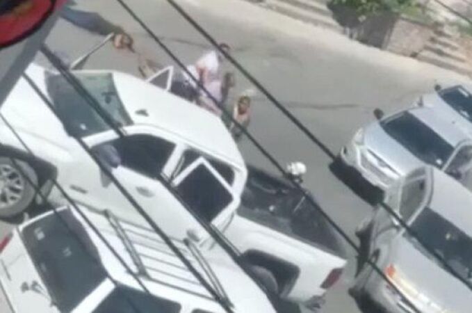 Un vídeo muestra a varios hombres armados obligando a varias personas, entre ellas una mujer, a subir a la parte de atrás de la camioneta