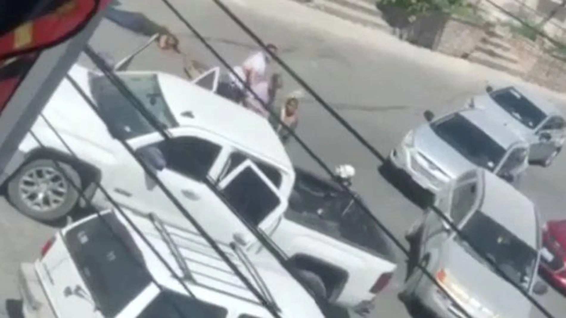 Un vídeo muestra a varios hombres armados obligando a varias personas, entre ellas una mujer, a subir a la parte de atrás de la camioneta