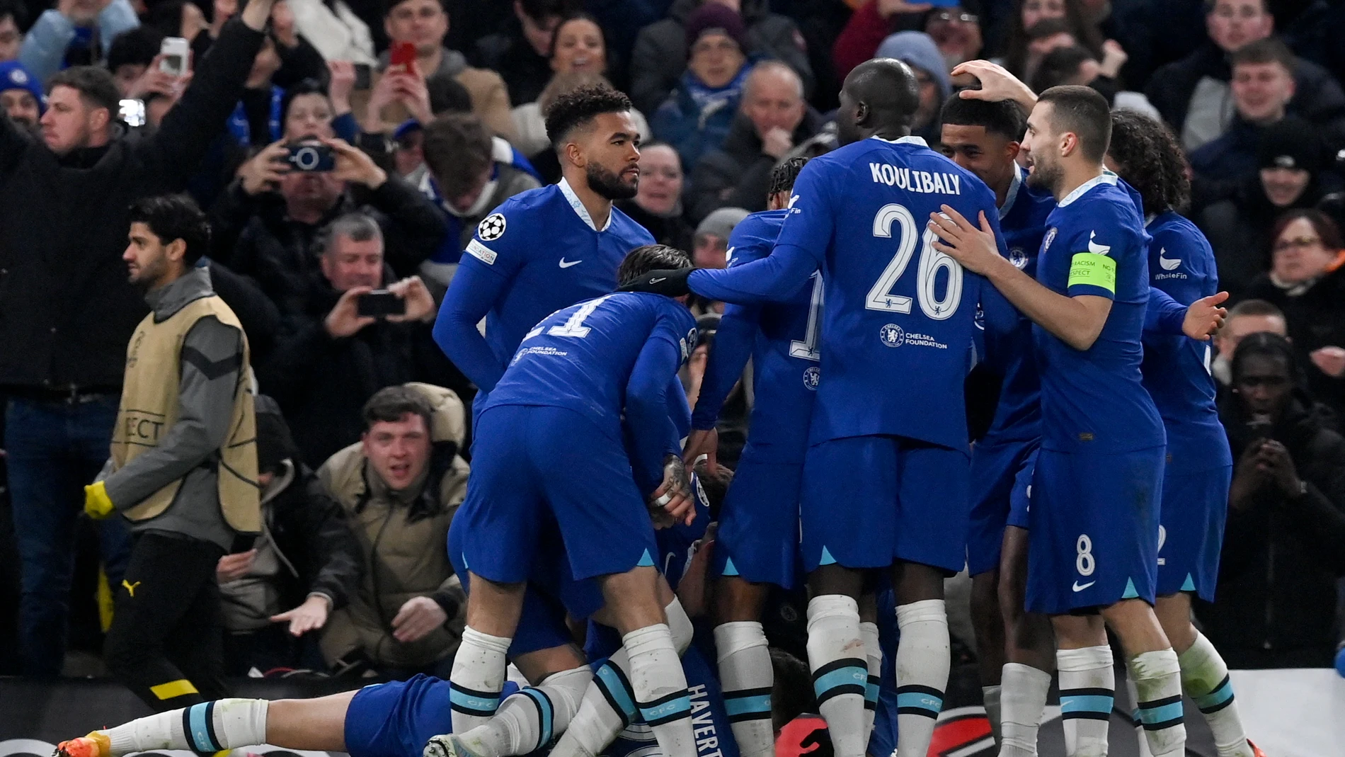 London (United Kingdom), 06/03/2023.- Players of Chelsea celebrate after scoring the 2-0 lead from penalty spot during the UEFA Champions League, Round of 16, 2nd leg match between Chelsea FC vs Borussia Dortmund in London, Britain, 07 March 2023. (Liga de Campeones, Rusia, Reino Unido, Londres) EFE/EPA/Neil Hall 