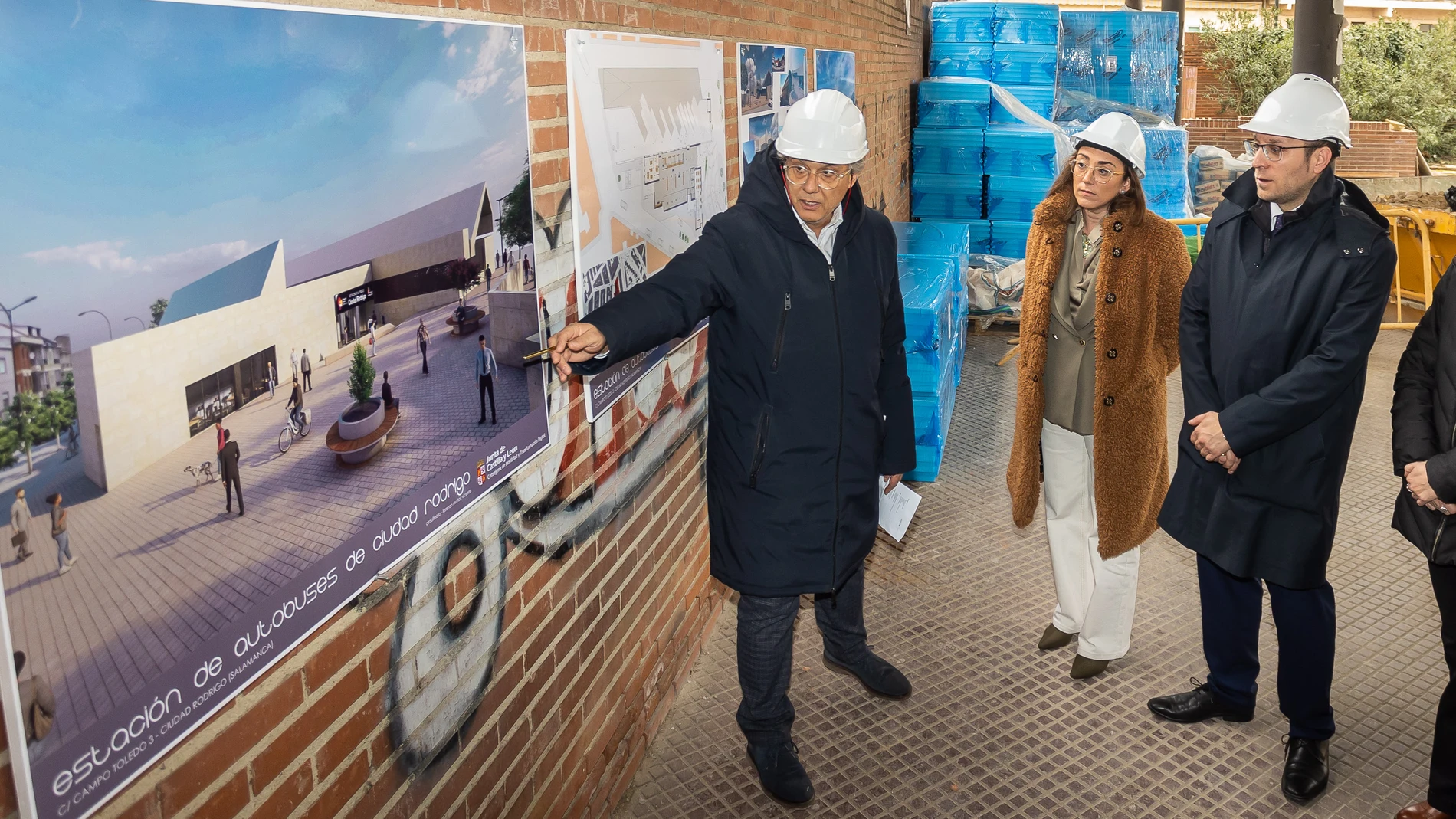 María González Corral visita la estación de autobuses de Ciudad Rodrigo junto a su alcalde Marcos Iglesias