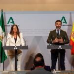 La consejera de Inclusión Social, Loles López, y el portavoz del Gobierno andaluz, Ramón Fernández-Pacheco