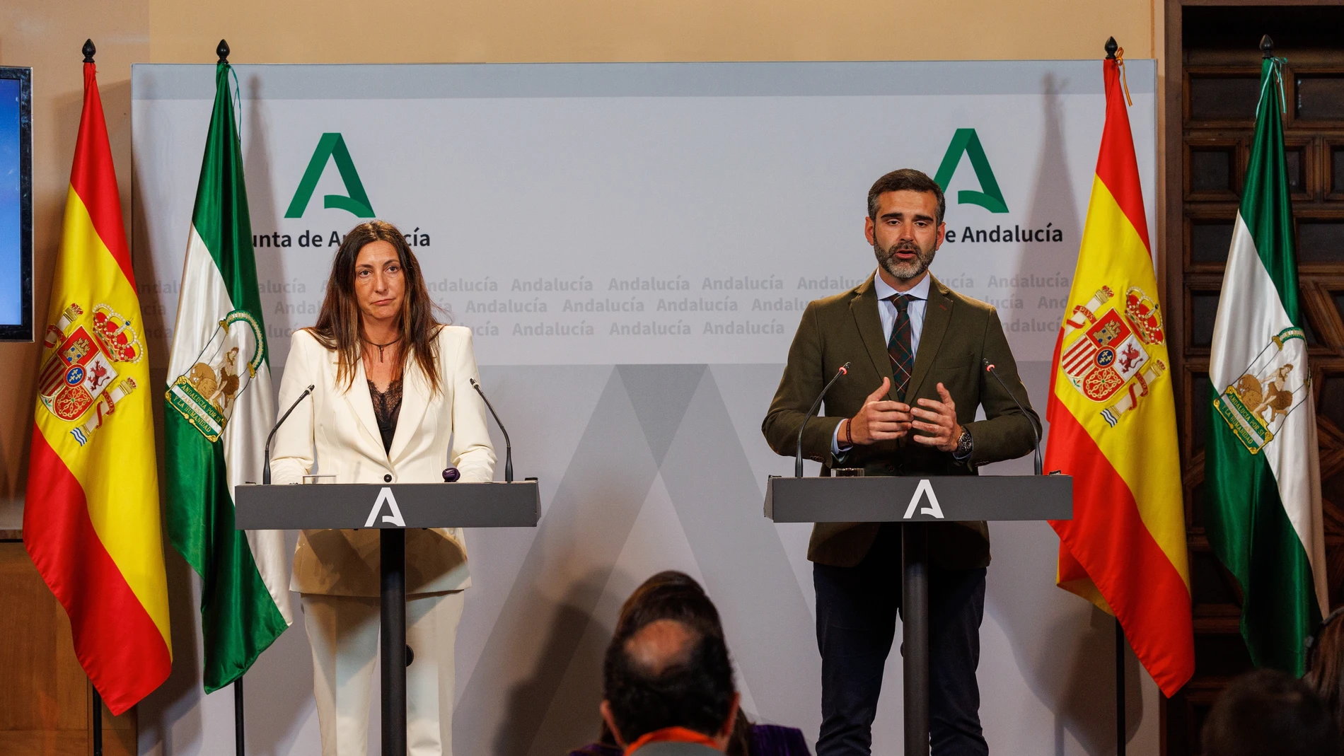 La consejera de Inclusión Social, Loles López, y el portavoz del Gobierno andaluz, Ramón Fernández-Pacheco