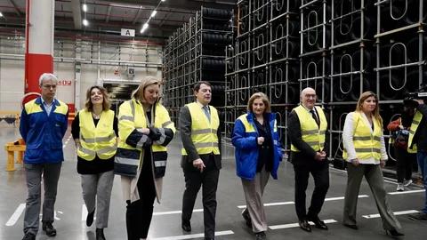 Mañueco visita la fábrica Michelin en Valladolid junto a la directora general de la empresa en España y Portugal, María Paz Robina, y los consejeros Isabel Blanco y Jesús Julio Carnero