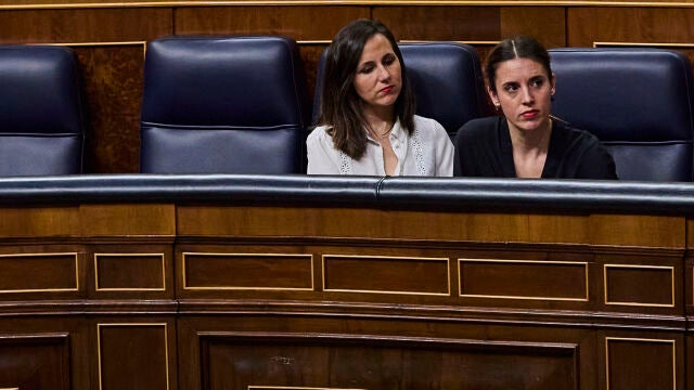 Las ministras de Igualdad, Irene Montero y Derechos Sociales, Ione Belarra, durante la sesión de tarde del pleno del Congreso de los Diputados, este martes, en Madrid