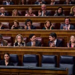 Las ministras de Igualdad, Irene Montero y Derechos Sociales, Ione Belarra, durante la sesión de tarde del pleno del Congreso de los Diputados, este martes, en Madrid. En la víspera del 8M, el PSOE y Podemos endurecen su enfrentamiento por la reforma de la ley del solo sí es sí presentada en solitario por el grupo socialista tras las rebajas de penas a agresores sexuales, una iniciativa que rechazan sus socios de gobierno y que se debate esta tarde en el pleno del Congreso.