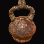 Vasija de cerámica de la región moche del norte de Perú con pigmentos y técnicas de decoración de influencia wari.