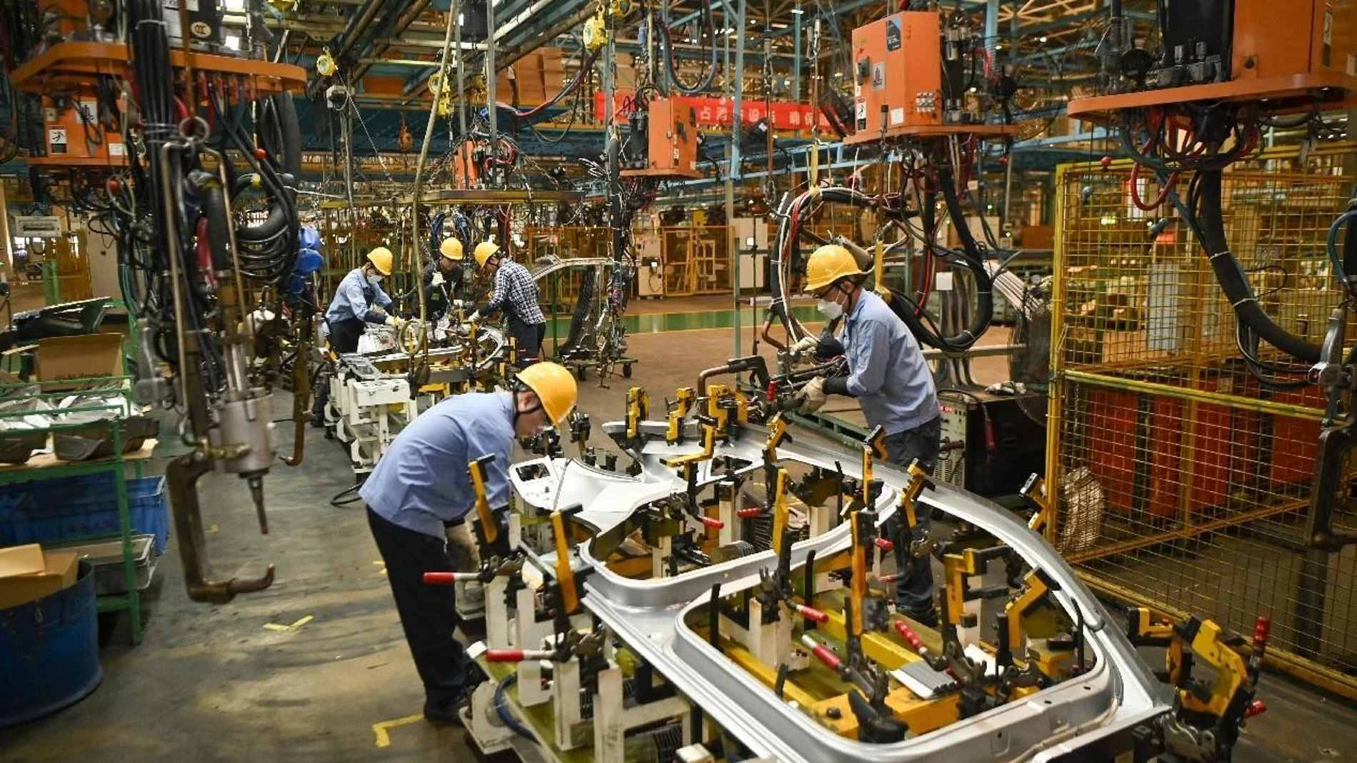 Los empleados del fabricante de automóviles chino FAWW Haima Automobile Co., Ltd. están ocupados produciendo automóviles para exportarlos a Filipinas en la base de producción de la compañía en la provincia de Hainan, en el sur de China, el 5 de septiembre de 2022. (Foto de Shi Zhonghua/Pueblo en Línea)