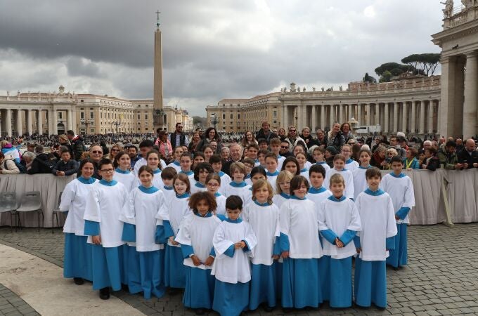 Una cuarentena de niños de la Escolanía de Lluc cantan en la audiencia del Papa Francisco en el Vaticano