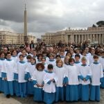 Una cuarentena de niños de la Escolanía de Lluc cantan en la audiencia del Papa Francisco en el Vaticano