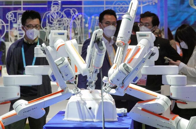 El sistema Hugo de cirugía asistida por robots que ha desarrollado la compañía estadounidense de dispositivos médicos Medtronic se exhibe en la V Exposición Internacional de Importaciones de China, 8 de noviembre del 2022. (Foto: Tang Ke/Pueblo en Línea Digital)
