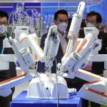 El sistema Hugo de cirugía asistida por robots que ha desarrollado la compañía estadounidense de dispositivos médicos Medtronic se exhibe en la V Exposición Internacional de Importaciones de China, 8 de noviembre del 2022. (Foto: Tang Ke/Pueblo en Línea Digital)