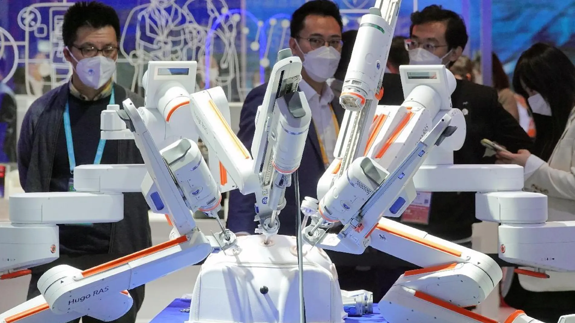 El sistema Hugo de cirugía asistida por robots que ha desarrollado la compañía estadounidense de dispositivos médicos Medtronic se exhibe en la V Exposición Internacional de Importaciones de China, 8 de noviembre del 2022. (Foto: Tang Ke/Pueblo en Línea Digital)