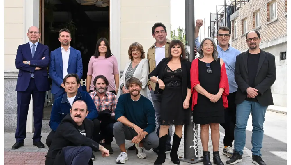 Los hermanos Caballero junto a varios actores de 'La que se avecina'