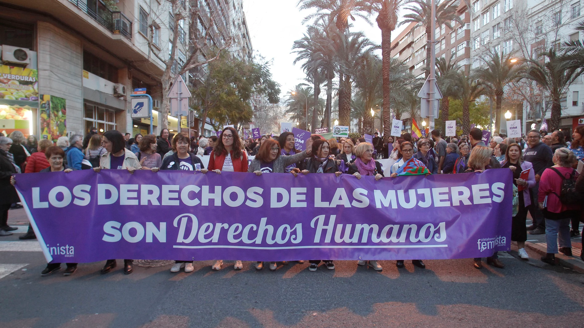 ALICANTE, 08/03/2023.- Cientos de personas participan en la manifestación del 8M en Alicante, este miércoles. EFE/Morell 