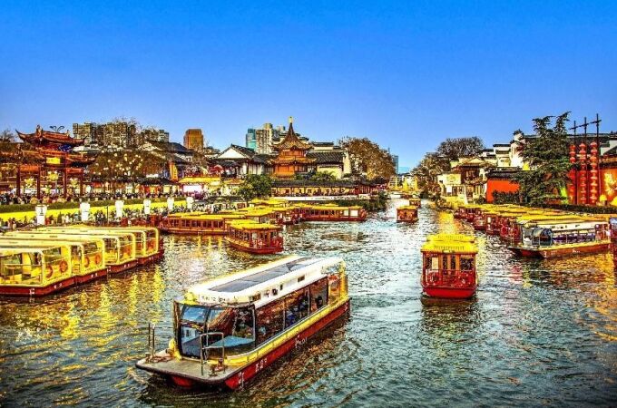 Turistas toman un crucero en barco por el río Qinhuai en Nanjing, provincia de Jiangsu, 24 de enero del 2023. (Foto: Gu Changwang/Pueblo en Línea Digital)