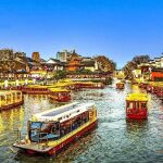 Turistas toman un crucero en barco por el río Qinhuai en Nanjing, provincia de Jiangsu, 24 de enero del 2023. (Foto: Gu Changwang/Pueblo en Línea Digital)