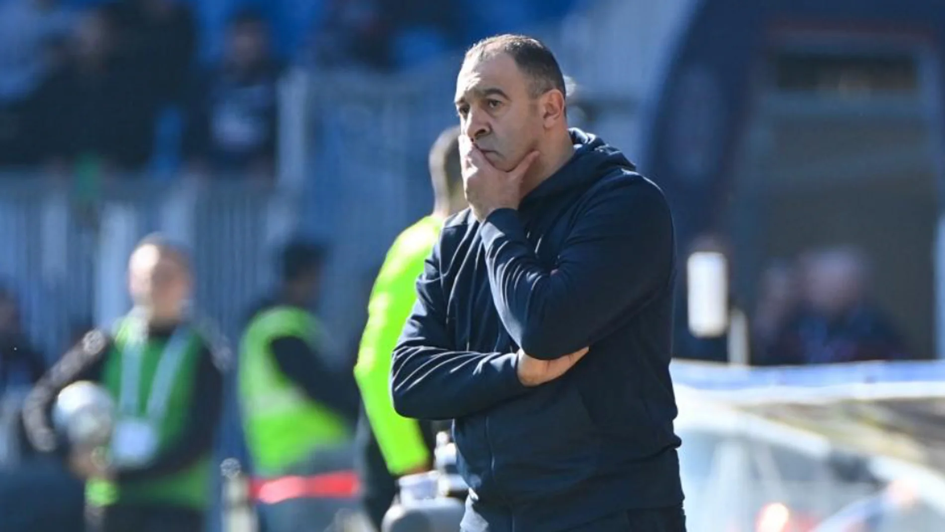 Un entrenador de fútbol dimite tras apoyar a un futbolista que hizo tocamientos a una joven