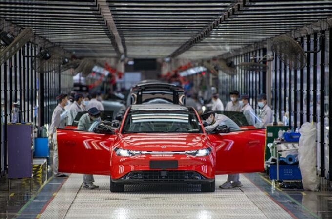 Los Vehículos de nueva energía salieron de la línea de producción de manera ordenada en un taller en una fábrica de automóviles en la ciudad de Jinhua, provincia de Zhejiang. (Foto: Hu Xiaofei/Pueblo en Línea)