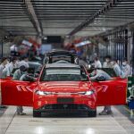 Los Vehículos de nueva energía salieron de la línea de producción de manera ordenada en un taller en una fábrica de automóviles en la ciudad de Jinhua, provincia de Zhejiang. (Foto: Hu Xiaofei/Pueblo en Línea)
