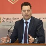 El alcalde socialista de Burgos se siente "ninguneado" por Sánchez a cuenta del Corredor Atlántico