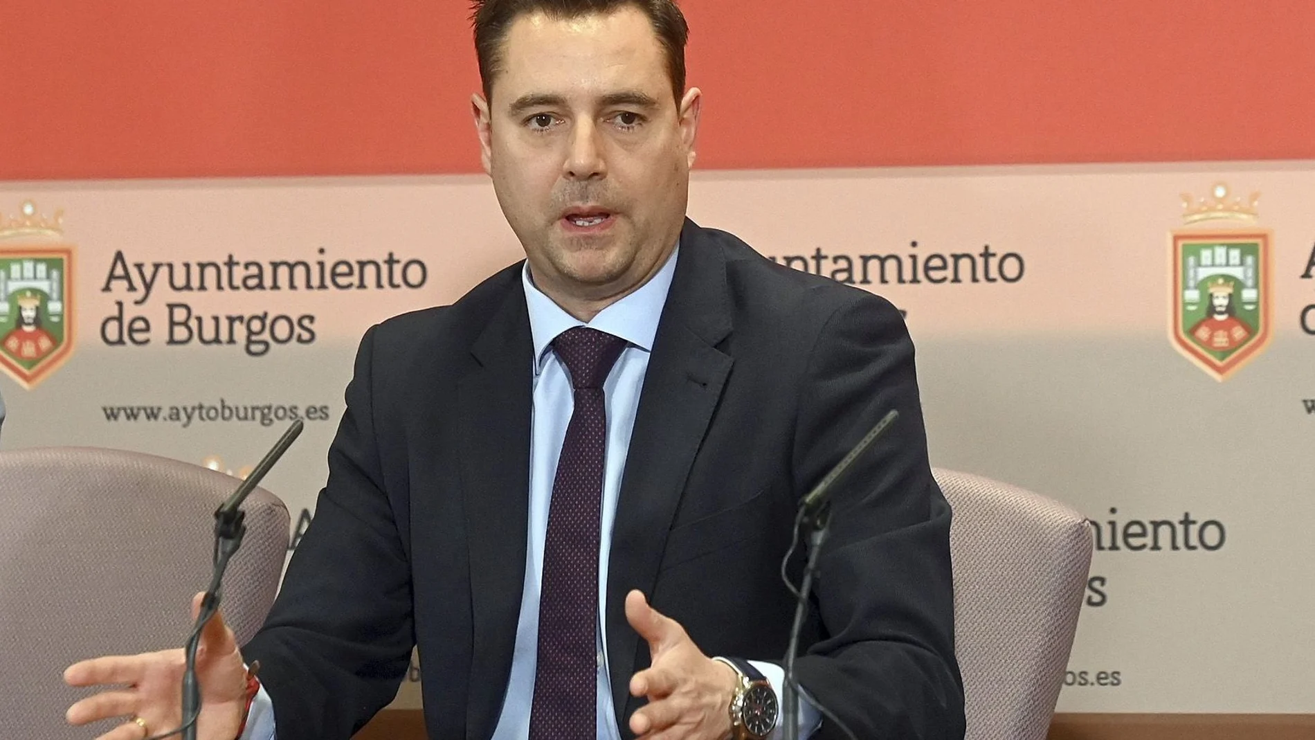 El alcalde socialista de Burgos se siente "ninguneado" por Sánchez a cuenta del Corredor Atlántico