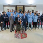 El presidente Fernández Mañueco y el consejero Gonzalo Santonja, junto a los jugadores, entrenadores y directivos del Zunder Palencia