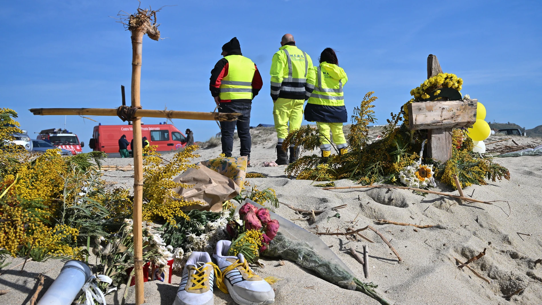Cruces y flores, en homenaje a las víctimas de la tragedia de Cutro