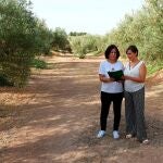 La delegada de Agricultura en Jaén, Soledad Aranda, con una olivarera en el campo