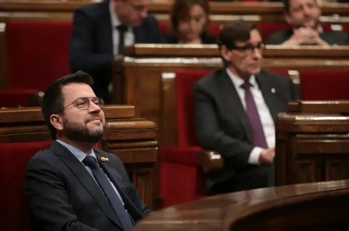El Parlament entierra la mayoría independentista y aprueba los Presupuestos de Aragonès e Illa